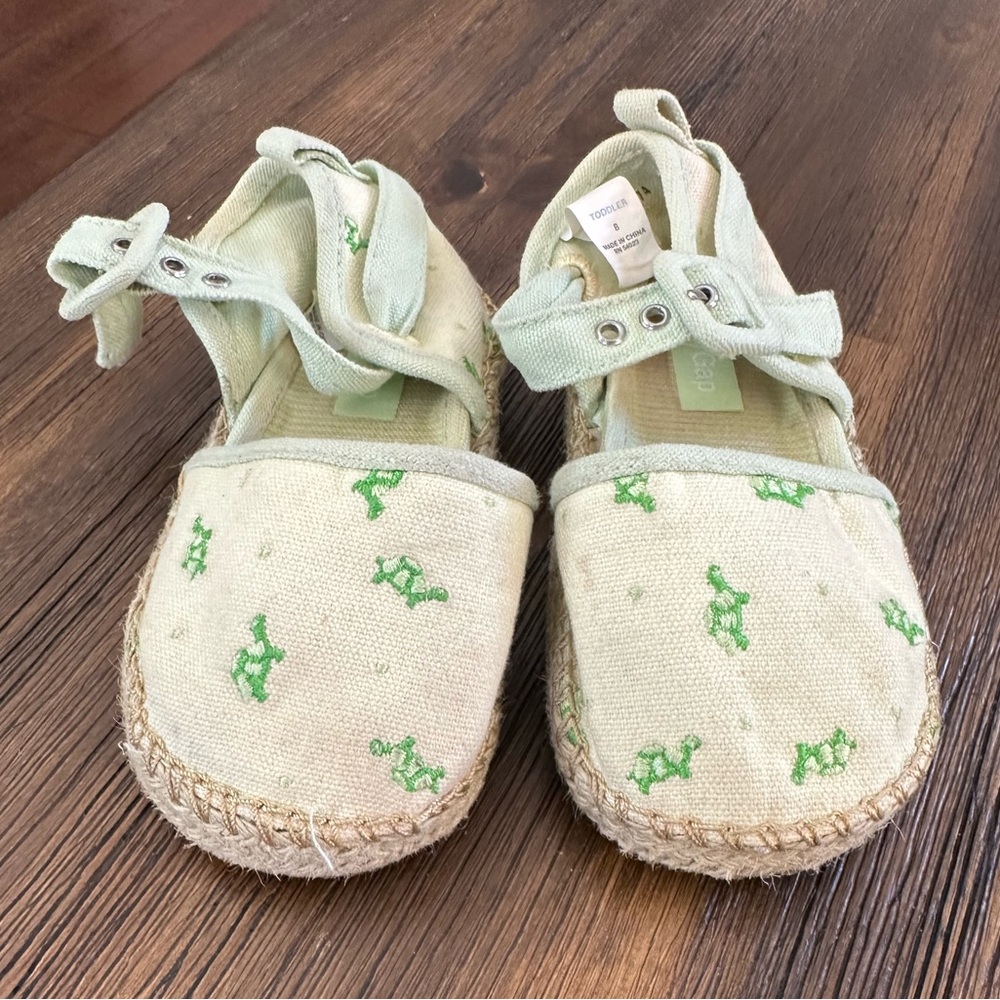 BABY GAP Green Sandals with Turtle Embroidered Pattern